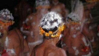 Un rituale notturno degli Awa.