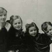 Barbara, Joan, Elizabeth and Tony Hepworth, c.
1915. Courtesy The Hepworth Family Photograph
Collection