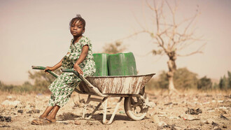 Niña en situación de pobreza extrema, África subsahariana