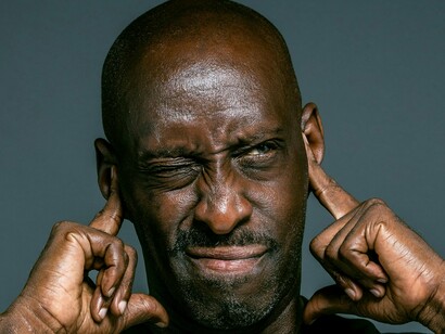 Homem incomodado com ruídos. A técnica foi executada até que eu conseguisse regressar a um estado não ansioso. Dessa forma, a dessensibilização seria gradual, começando com a situação da qual o paciente tinha menos medo e controlada por técnicas de relaxamento aprendidas