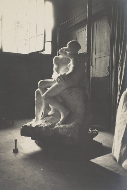 Eugène Druet (1867–1916), Le Baiser en marbre
dans l’atelier du Dépôt des marbres, Vers 1898, épreuve gélatino argentique, H. 37,60 L. 25,30 cm
Ph. 1347