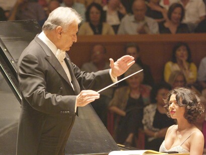 Applausi a scena aperta, acclamazioni e richieste di bis, da un pubblico visibilmente soddisfatto