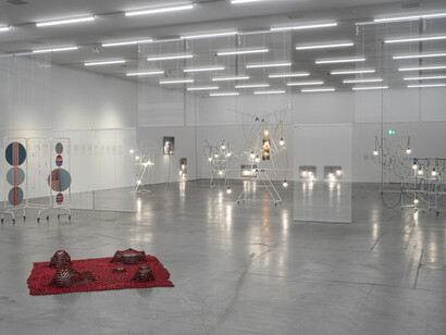 Haegue Yang, Leap year, ausstellungsansicht. Mit freundlicher genehmigung des Migros Museums