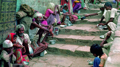 Beggars on steps © Ashish Kothari