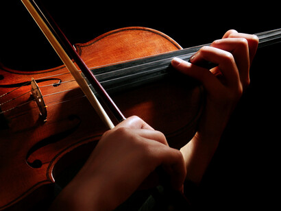 Acercamiento a las manos de una mujer violinista