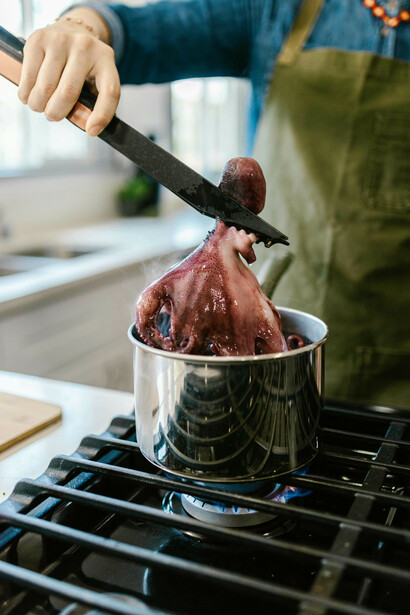 Polpo immerso in acqua bollente per la cottura