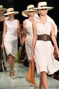 Lors de la Miami Fashion Week aux États-Unis, des mannequins défilent sur le podium pour le dernier passage lors d'un défilé de mode, vêtues de créations de Claudia Bertolero