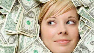 Una mujer nadando sumergida entre billetes de dólares