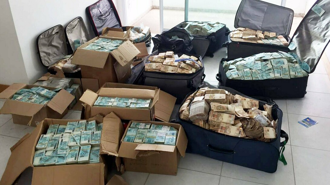 Malas e caixas com parte dos R$ 51 milhões em dinheiro vivo apreendidos pela Polícia Federal em um apartamento atribuído ao ex-ministro Geddel Vieira Lima (do partido MDB), em Salvador (BA), em 2017. O imóvel ficou conhecido como "bunker do Geddel" e se tornou um dos maiores símbolos da corrupção e do desvio de recursos públicos na história recente do Brasil, embora tenham surgido novos casos como fraudes contra aposentados e pensionistas do INSS e os desdobramentos do caso Banco Master, que recolocaram corrupção, fiscalização e responsabilização no centro da agenda nacional