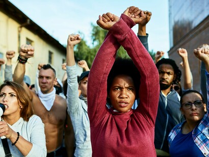 Manifestantes na rua. Uma África abençoada com recursos naturais, mas amaldiçoada pelo comportamento dos dirigentes, que veem na historia de libertação nacional uma dádiva de Deus para criar uma classe de gente subjugada, o povo com uma historiografia cheia de misticismo invocando sempre o argumento de tê-lo libertado das garras do colono e por isso merece a primazia do usufruto do quanto o reino pode dar