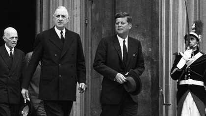 El presidente Charles De Gaulle y el presidente John F. Kennedy al término de sus conversaciones en Elysee Palace, 2 de julio 1961, París, Francia