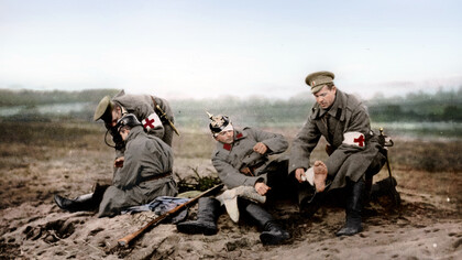 Miembros de la Cruz Roja atienden a soldados heridos durante la Primera Guerra Mundial
