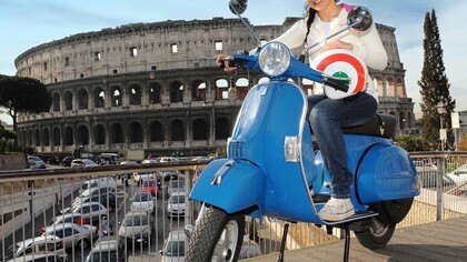 Paseando sobre una vespa por Roma