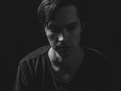 Jovem triste pensando no escuro