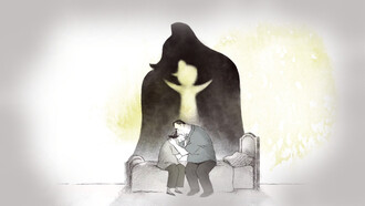 Lutto per un figlio, abbraccio dei genitori. Una storia di ombre e nubi, di distanze e silenzi incolmabili, di un quotidiano che va avanti per inerzia, di un grigiore apatico, come voluto dalle stesse tonalità del corto, spezzato solo da qualche colore che, comunque, rimanda sempre alla figlia, una storia fatta di presenze fantasmatiche che non trovano più il loro posto nel mondo