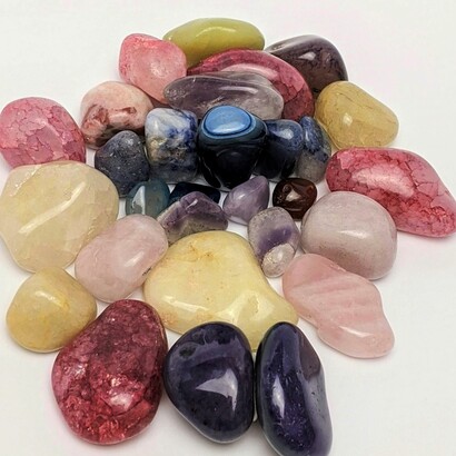 Ogni cristallo possiede una specifica frequenza energetica che può interagire con i chakra, armonizzando e migliorando il flusso dell'energia vitale  