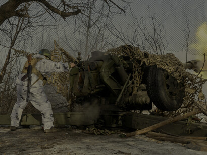 Militares ucranianos de la 80.ª Brigada de Asalto Aéreo disparan un obús D-30 hacia las tropas rusas cerca de la ciudad de Bakhmut, en la región de Donetsk, Ucrania. Fotografía: Marko Djurica