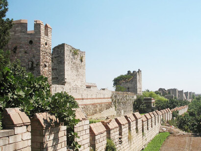 El 1 de noviembre de 1914, durante la Primera Guerra Mundial, las autoridades turcas (Imperio otomano) declaran oficialmente la guerra a la Triple Entente (Francia, Reino Unido y Rusia).  Las murallas de Teodosio en "Constantinopla", Estambul, Turquía