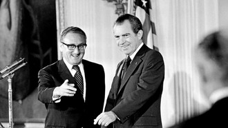 Henry Kissinger, exsecretario de Estado de los Estados Unidos, y Richard Nixon, expresidente de los Estados Unidos