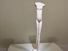 La Femme qui Marche par Alberto Giacometti réalisée entre 1932 et 1936 aux dimensions 148 x 27 x 37.7