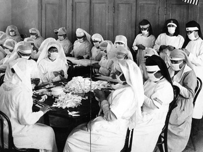 Enfermeras preparando material (1918)