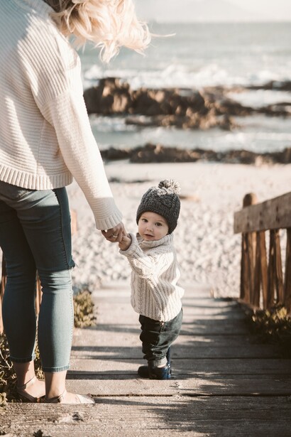 Maternità. Mamma e figlio, passeggiano insieme