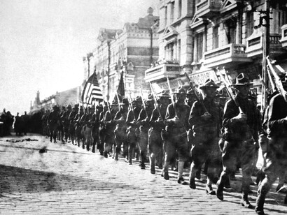 Soldados estadounidenses desfilan por Vladivistok en 1919