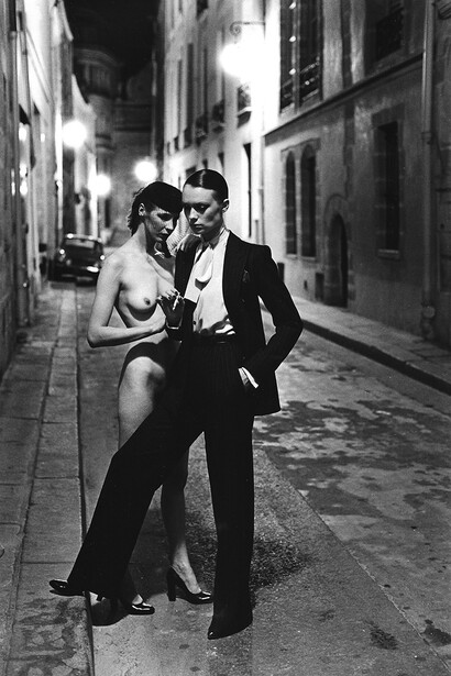 Helmut Newton, Rue Aubriot, Yves Saint Laurent, French Vouge, Paris, 1975. © Helmut Newton Foundation / Trunk
Archive / Courtesy of Staley-Wise Gallery,
New York