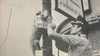 El texto que acompaña esta fotografía reza: "En el Perú hay una organización que se considera en guerra contra todos -perros inclusive- trasladando al medio local los problemas de Teng Siao Ping, a cuya progenie se refiere abundantemente. No se ha explicado al resto de los mortales lo que tiene que ver en el embrollo"