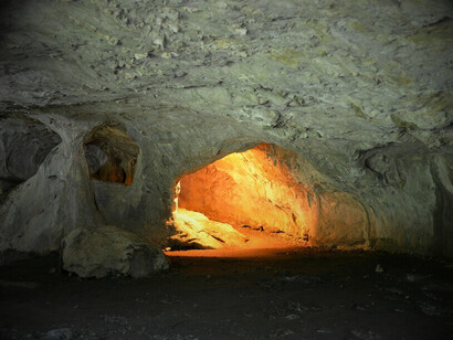 En toda Europa, la caza de brujas se intensificó durante los siglos XVI y XVII, impulsada por la Iglesia y las autoridades civiles. Interior de la Cueva de Zagarramurdi, Navarra, España