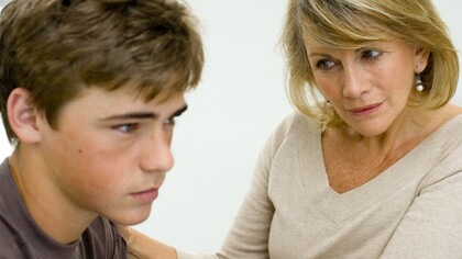 Una madre habla con su hijo