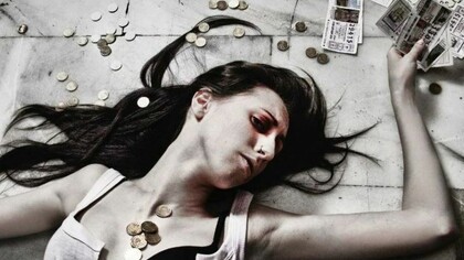 Mulher cercada por moedas e bilhetes de loteria