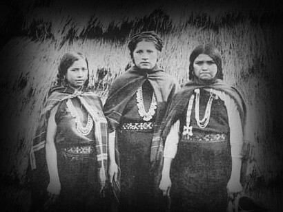 Tres chicas jóvenes miembros del pueblo mapuche en territorio chileno cerca del año 1911