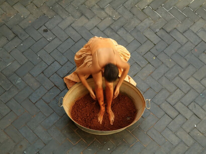 Bronwyn Katz, Grond Herinnering (Soil Memory), 2015. Still da video. Courtesy of Officine dell’Immagine 