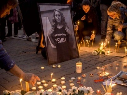 Velas en recuerdo de la periodista búlgara brutalmente violada y asesinada