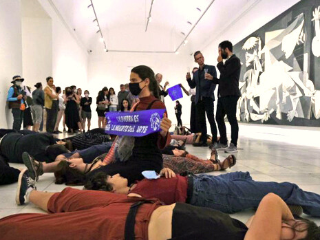 Jóvenes protestan contra la cumbre de la OTAN, 2022, frente al «Guernica» de Picasso