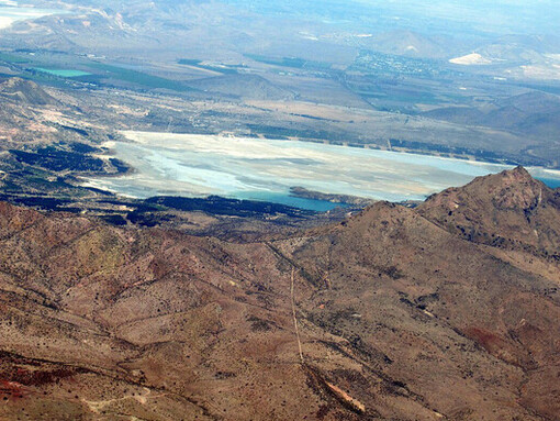 El embalse Ovejería, situado en el norte de Chile, evidencia cómo la minería del cobre transforma territorio, energía y recursos químicos en cadenas de valor globales cuya industrialización final ocurre mayoritariamente fuera del país