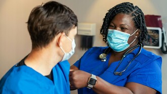 Las enfermeras encarnan una forma de entender la salud que trasciende hospitales y protocolos, arraigada en territorios donde el cuidado es presencia y compromiso