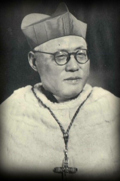 Ignazio Kung Pin-mei, cardinale di Santa Romana Chiesa. Ordinato sacerdote nel 1930, fu ordinato vescovo di Suzhou nel 1949. Fu trasferito alla diocesi di Shanghai il 15 luglio 1950. Fu arrestato e imprigionato l'8 settembre 1955. Venne rilasciato solamente nel 1985, dopo 30 anni di carcere. Papa Giovanni Paolo II lo elevò al rango di cardinale in pectore nel suo primo concistoro il 30 giugno 1979. Fu poi pubblicato nel concistoro del 28 giugno 1991