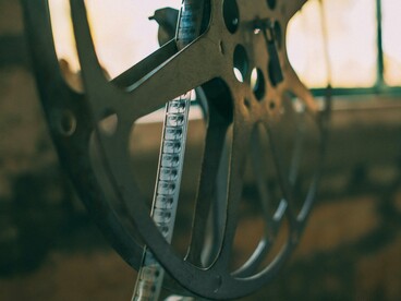 Vivemos hoje um paradoxo em que a tecnologia nos permite produzir filmes de altíssima qualidade técnica e a internet cumpre a profecia de nos tornarmos uma aldeia global e nos garante acesso ao cinema do mundo inteiro. Ainda assim, são poucos aqueles filmes que nos tocam, nos emocionam e nos fazem refletir sobre a vida, sobre as relações humanas e sobre o mundo