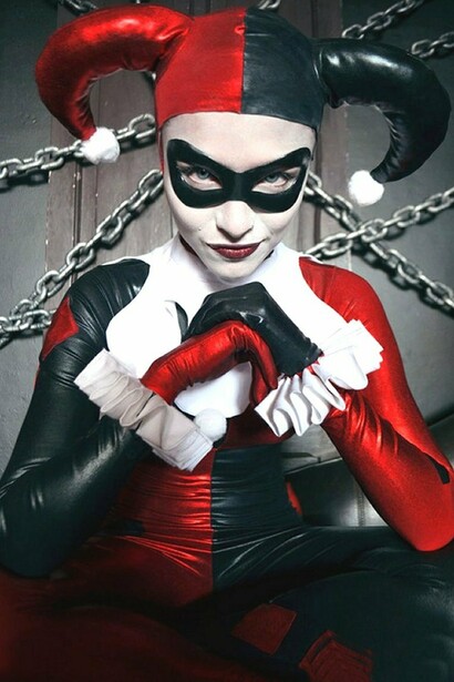 Harley Quinn con su disfraz de arlequín