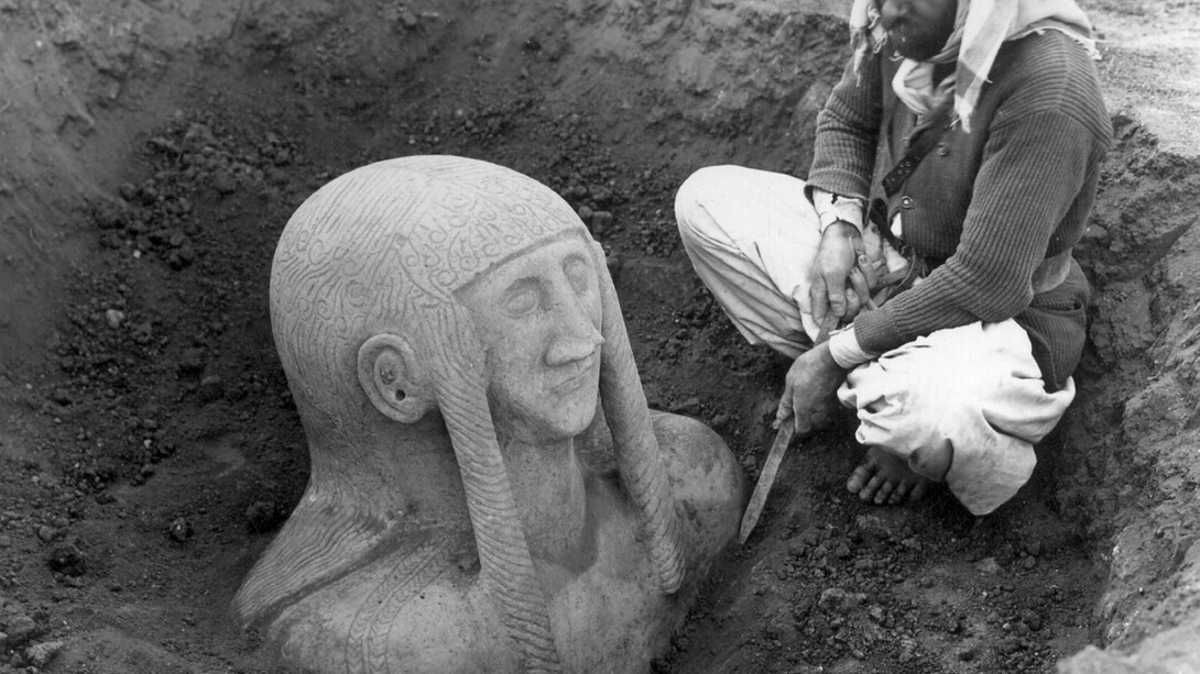 A sensational find: The head of the ‘seated goddess’ emerges from the ground, Tell Halaf, Syria, 12 March 1912 
© Max Freiherr von Oppenheim Foundation Archives, Sal. Oppenheim jr. & Cie., Cologne