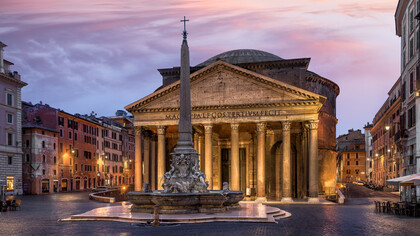 Si può paragonare il Pantheon a un ponte, una straordinaria opera di connessione fra il nostro mondo finito e imperfetto e una dimensione diversa e perfetta, tra l’Uomo e un aldilà misterioso e affascinante. Roma, Italia