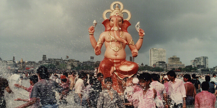 Raghubir Singh, Ganapati immersion, Chowpatty, Bombay, 1989, Chromogenic print, Photograph copyright © 2017 Succession Raghubir Singh,  Courtesy Howard Greenberg Gallery
