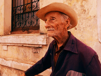 En este sueño, el abuelo, con chamarra corta tejana, llegaba a un lugar a cantar una buena ranchera
