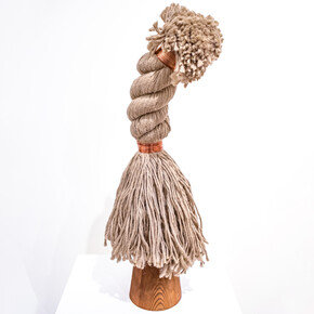 LR Vandy,
Dancing in Time: Jig, 2023.
Sisal rope, wood, copper, brass,
83 x 15 x 14 cm.
© LR Vandy.
Courtesy the Artist and October Gallery, London