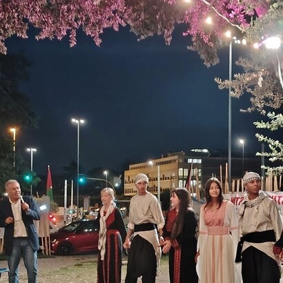  Festival Falastin 2024 Danzatori del Gruppo Dabka della Comunità Palestinese Greca presentati dal portavoce del Festival Dr Yousuf Salman, foto di Patrizia Boi