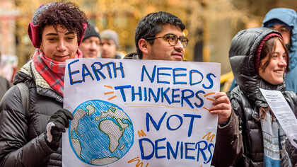 Jóvenes exigen un alto a los negacionistas del cambio climático por el bienestar del planeta