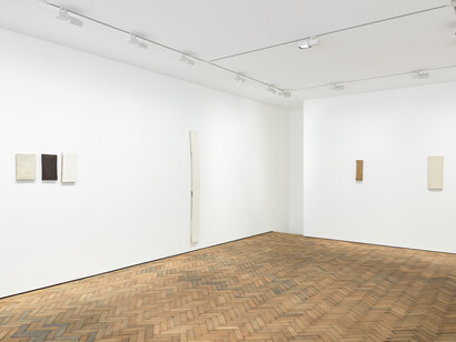 Sarah Rapson, Tiny Trip, Modern Art Bury Street, exhibition view, 3 June - 3 July 2021. Courtesy: the artist and Modern Art, London. Photo: Robert Glowacki