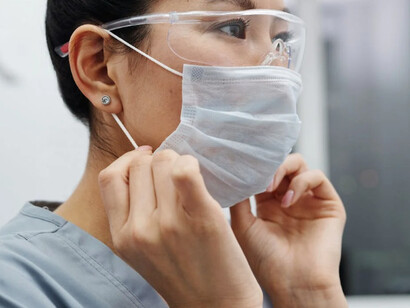 Donna indossa occhiali e mascherina per eseguire il tampone per il covid